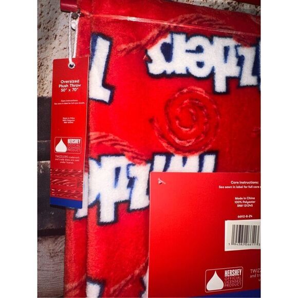 Plush throw Twizzlers Oversized  50 x 70 blanket candy - Picture 5 of 5